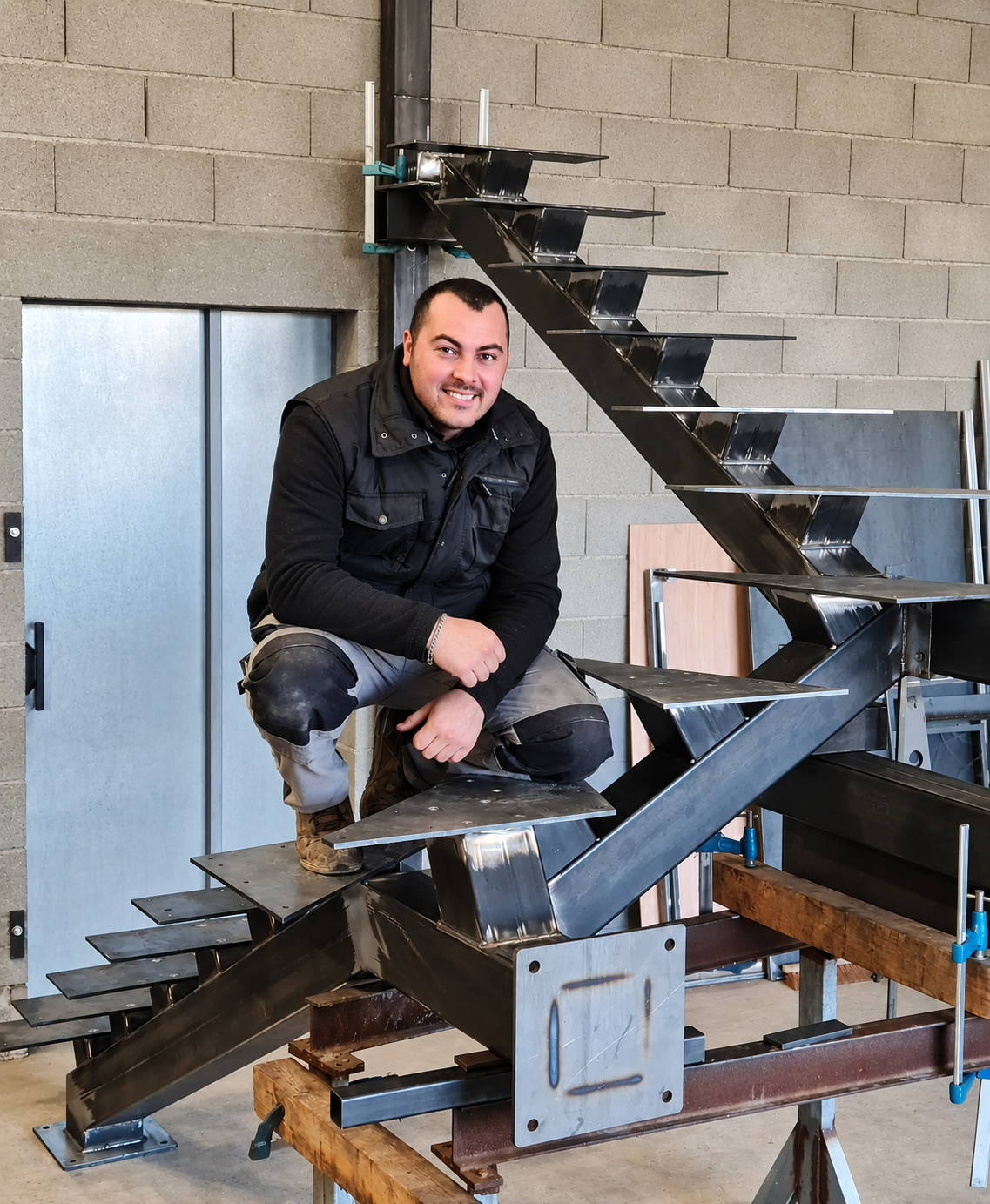 Yannick Navarro, artisan métallier serrurier dans son atelier à Lauret près de Montpellier